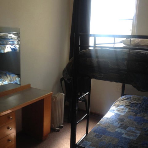 Young Budget Accommodation - Hotel QLD 3