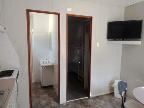 Young Caravan Park - Hotel QLD 1