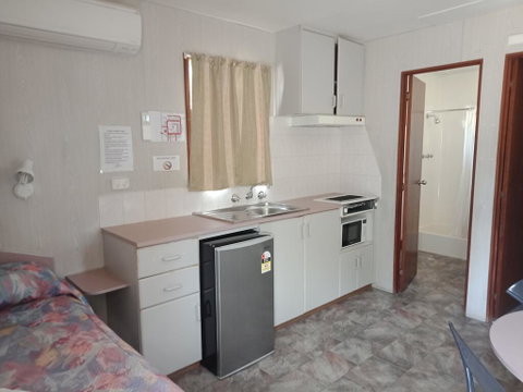 Young Caravan Park - Hotel QLD 2