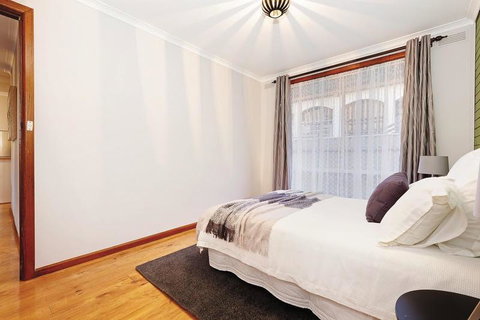 Your Ballarat Home - Hotel QLD 3