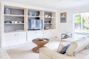 Relax At Bokarina Beach House Walk To Beach Relax By The Pool - Hotel QLD 6