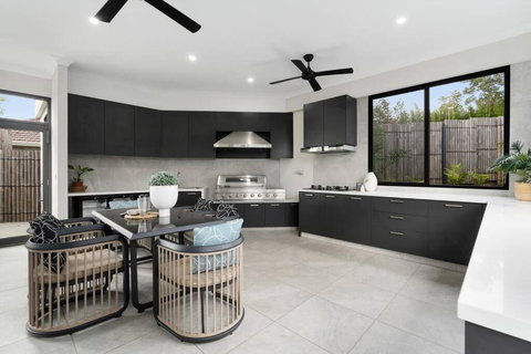 5 Ensuite Luxury Holiday House Balwyn North - Hotel QLD 4