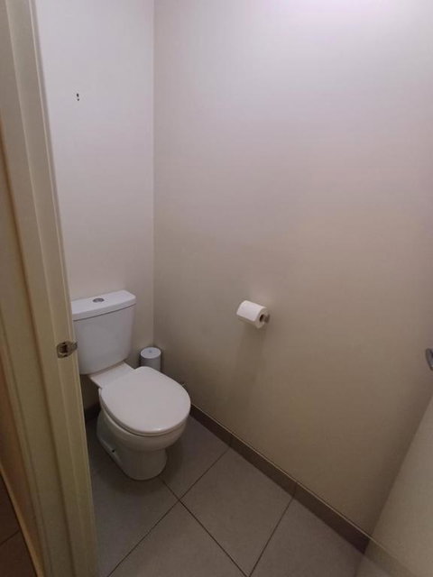 A Beautiful And Spacious Home - Hotel QLD 1