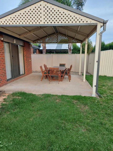 A Beautiful And Spacious Home - Hotel QLD 2