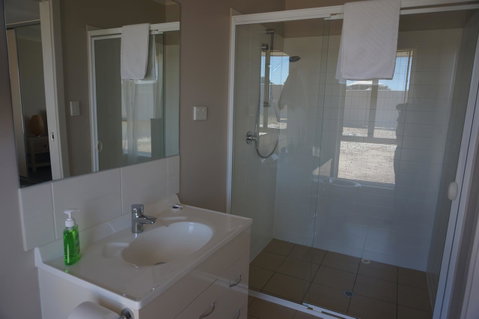 Far Away Escape - Hotel QLD 6