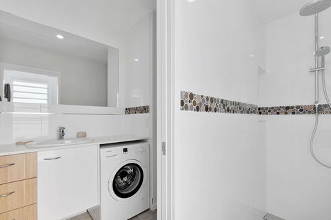Day Dreaming - Hotel QLD 6