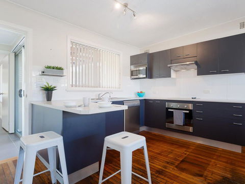 'Shoalz', 28 Rigney Street - Renovated Pet Friendly Cottage & Boat Parking - Hotel QLD 3