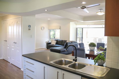 'Top Tier' Dog Friendly Holiday Home - Hotel QLD 2