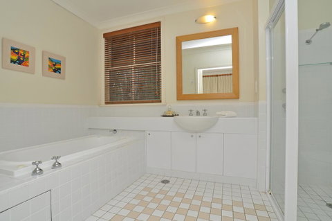 1 Bedroom Executive Villa Located Within Cypress Lakes - Hotel QLD 1