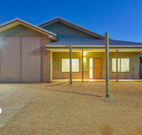 1 Kestrel Place - Great House with a Massive Garage - Hotel QLD
