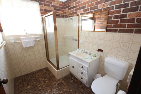 1/2 Brunswick Avenue - Hotel QLD 3