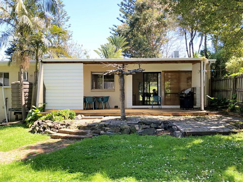 11 Findlay Street - Hotel QLD 2