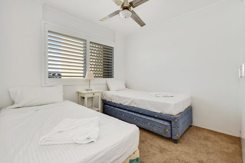 2 Bedroom Top Floor Unit - Ocean Views And Pool - Hotel QLD 1