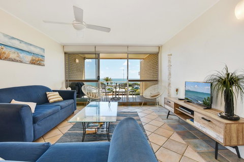 2 Bedroom Top Floor Unit - Ocean Views And Pool - Hotel QLD 0