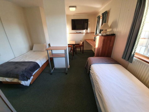 2 Lakeview Plaza - Hotel QLD 2