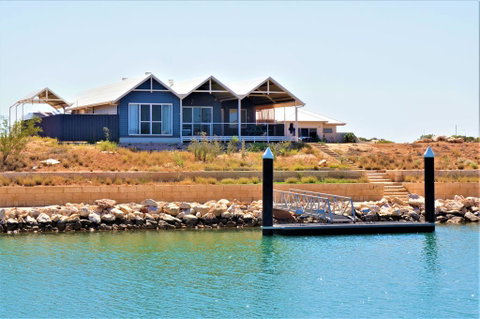 22 Kestrel Place- PRIVATE JETTY - Hotel QLD 1