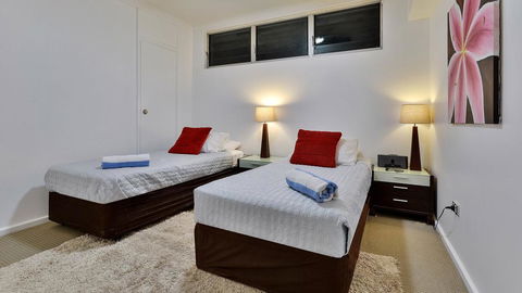 3 Bedroom Poinciana Lodge - Hotel QLD 1