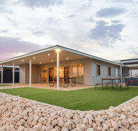4 Corella Court - Brand New Magnificent Marina Home With Wi-Fi - Hotel QLD
