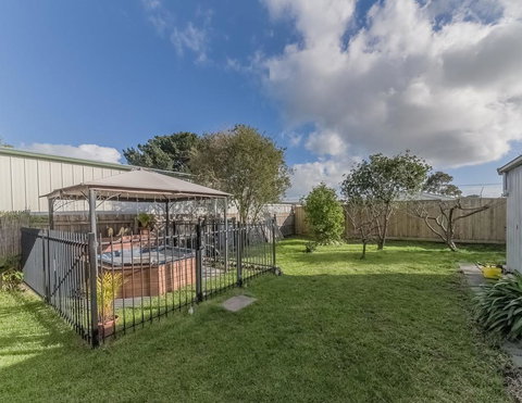 4 Lansell Road, Cowes - Hotel QLD 1