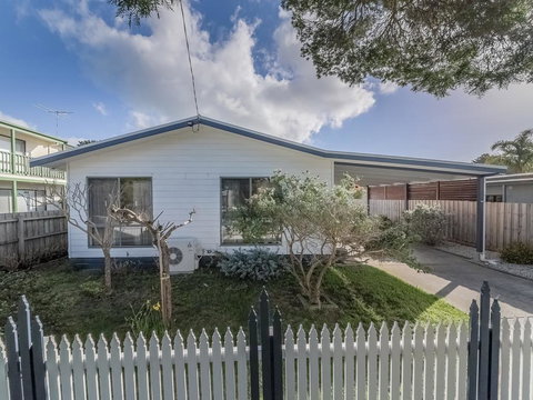 4 Lansell Road, Cowes - Hotel QLD 3