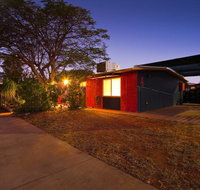 4 Page Street - Colourful and Shady 3-Bedroom Home - Hotel QLD