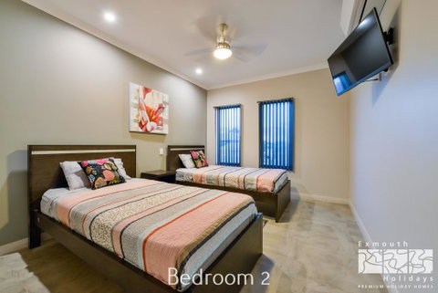 5 Kestrel Place - PRIVATE JETTY & POOL - Hotel QLD 1