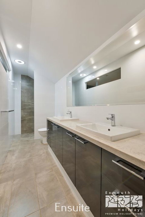 5 Kestrel Place - PRIVATE JETTY & POOL - Hotel QLD 3