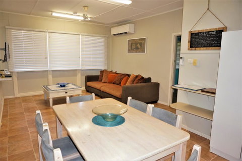 5 Learmonth Street - Close To Town Centre - Hotel QLD 3