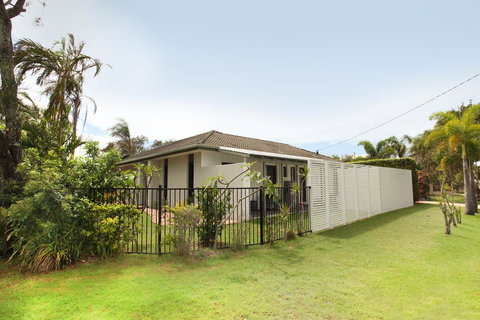 6 Petrie Ave, Marcoola, Pet Friendly, Linen Supplied - Hotel QLD 2