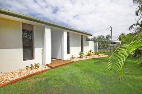 6 Petrie Ave, Marcoola, Pet Friendly, Linen Supplied - Hotel QLD 1
