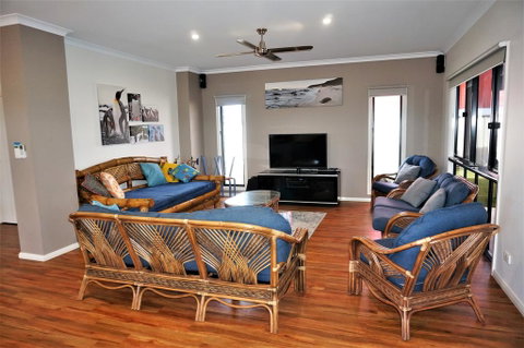 64 Madaffari Drive - PRIVATE JETTY - Hotel QLD 2