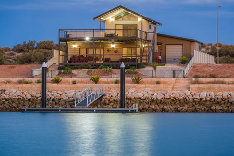 64 Madaffari Drive - PRIVATE JETTY - Hotel QLD 0