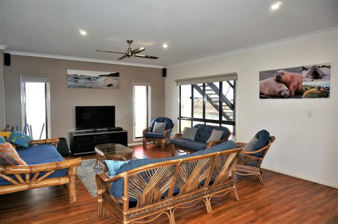 64 Madaffari Drive - PRIVATE JETTY - Hotel QLD 3