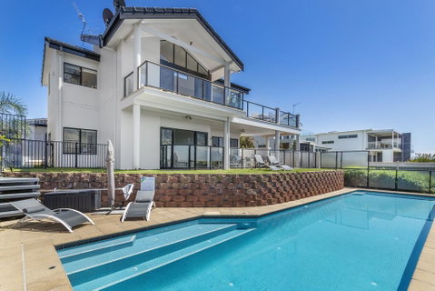 Above And Beyond - Beautiful Home With Pool - Hotel QLD 0