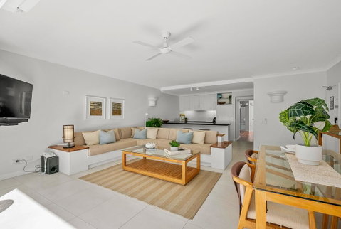 Absolute Beachfront Apt. In Alamanda Beachfront Resort (14) - Hotel QLD 1