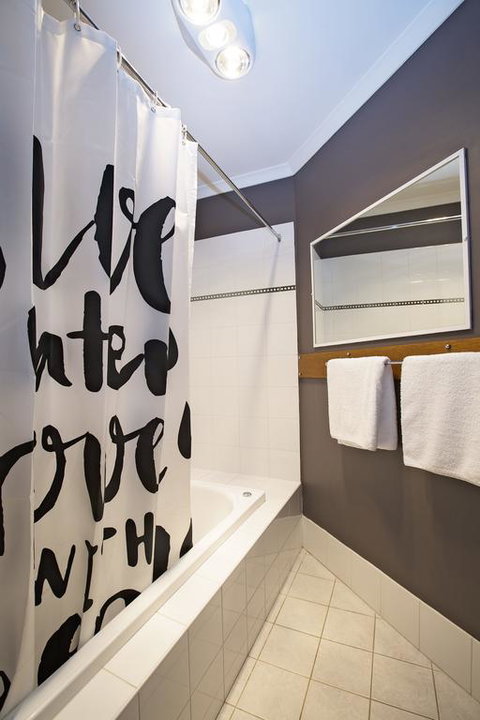 Acacia 2 - Luxurious Holiday Townhouse - Hotel QLD 3