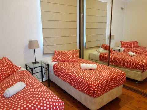 Accommodation Sydney North Shore: Frenchs Forest 3 Bedroom House - Hotel QLD 3