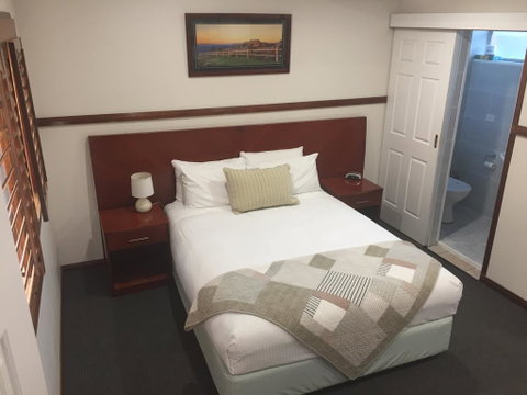 Across Country Motel And Serviced Apartments - Hotel QLD 0