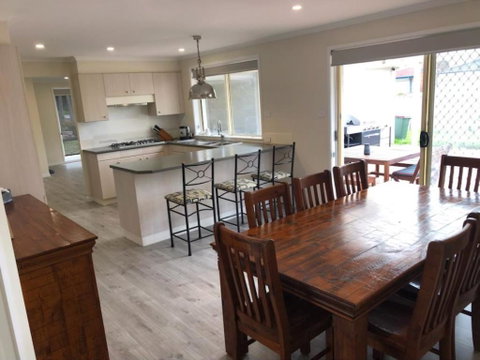 HOLL100 - Getaway To The Bay - Hotel QLD 3