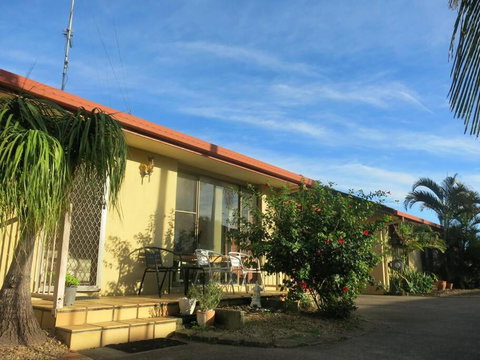 House And Van On The River - Hotel QLD 1