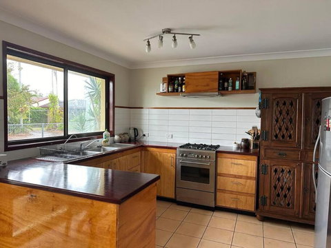 House And Van On The River - Hotel QLD 2