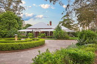 Book Crows Nest Accommodation Vacations Hotel QLD Hotel QLD