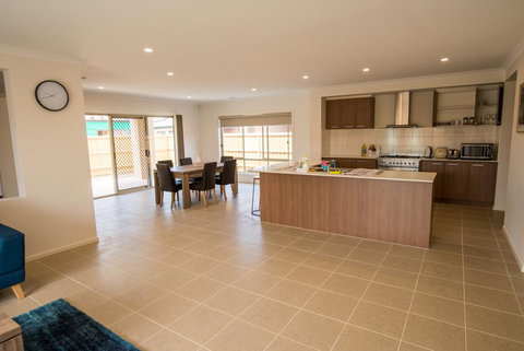 Apple House Point Cook - Hotel QLD 3