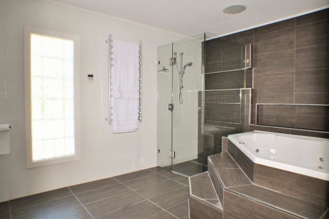 LUXURIOUS Couples Escape, SPA BATH, Netflix, NBN - Hotel QLD 2