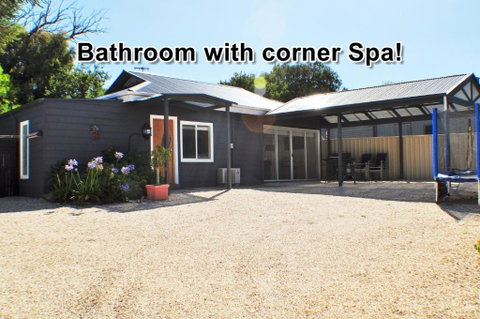 LUXURIOUS Couples Escape, SPA BATH, Netflix, NBN - Hotel QLD 0