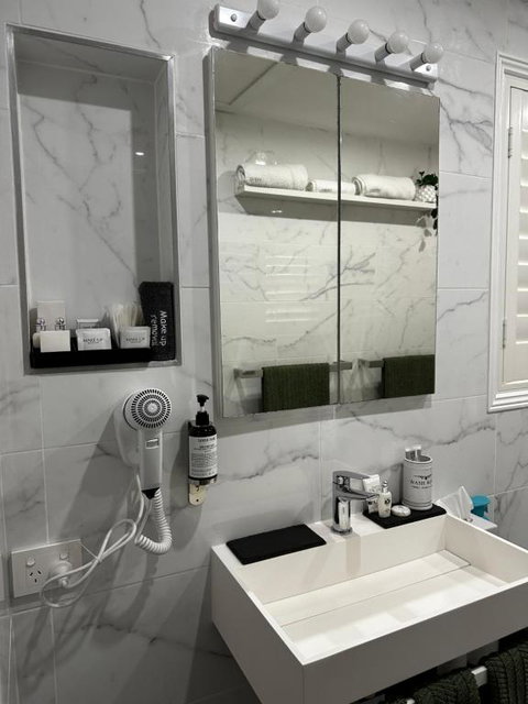 Luxury Boutique Self-Contained Private Granny Flat - Hotel QLD 3