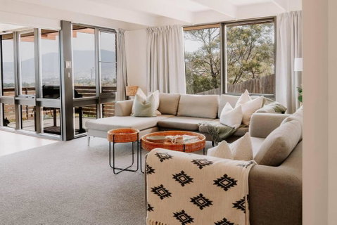 Modern Home Overlooking River - Hotel QLD 1