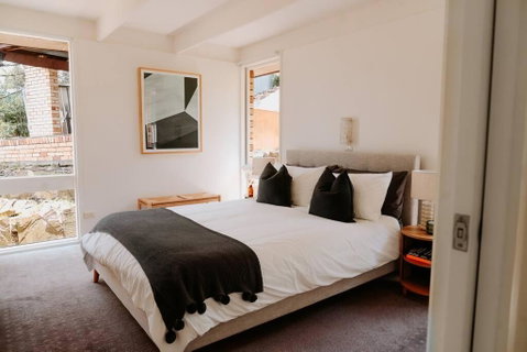 Modern Home Overlooking River - Hotel QLD 2