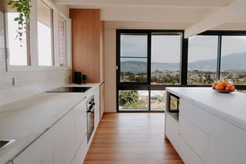 Modern Home Overlooking River - Hotel QLD 3