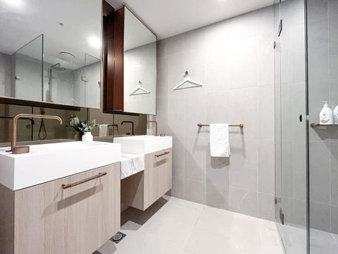 Modern Luxury 2B2B Sky Garden SmartTV - Hotel QLD 1